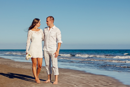 Couple on the beach, airbruch tan